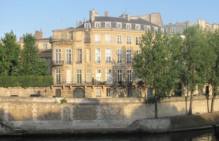 Lire la suite à propos de l’article Le patrimoine immobilier de Xavier Niel : De l’Hôtel Lambert à des propriétés prestigieuses