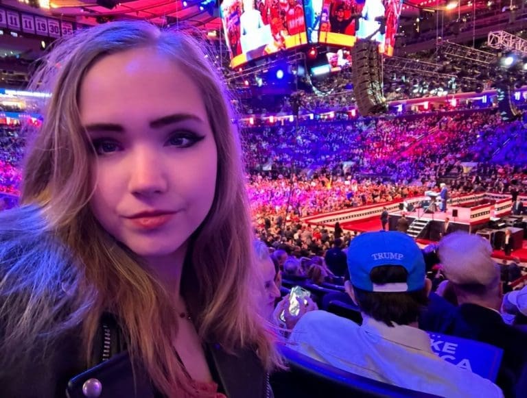 Lire la suite à propos de l’article Madison Square Garden : Naomi Seibt, militante d’extrême droite, provoque une polémique lors du meeting de Trump