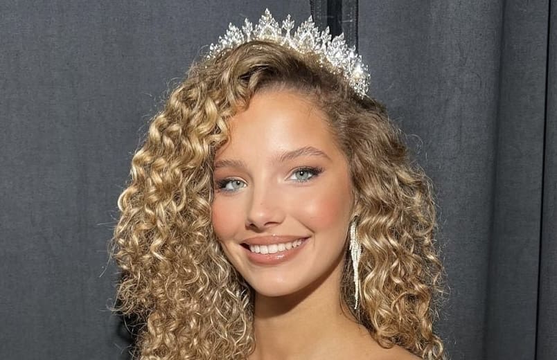 You are currently viewing Miss France 2025 : La candidate du Nord-Pas-de-Calais, Sabah Aib, victime d’attaques racistes
