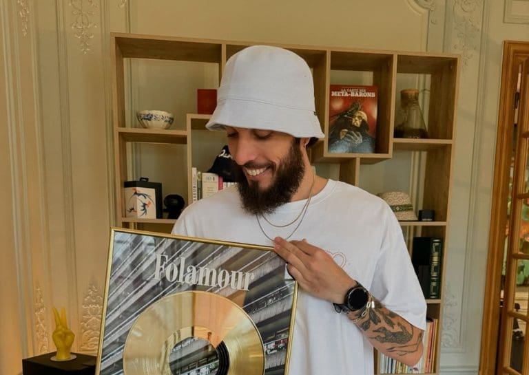 Lire la suite à propos de l’article Musique : Folamour confirme que son single « These are just places to me know » est certifié disque d’or