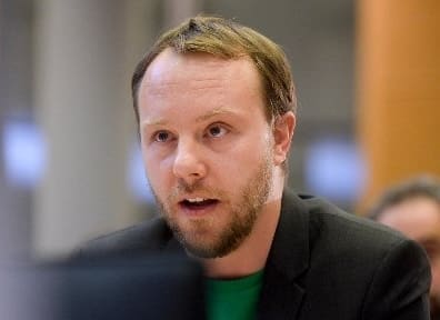 Lire la suite à propos de l’article Parlement européen : L’eurodéputé allemand Daniel Freund traite Orban de Dictateur et appelle à son arrestation