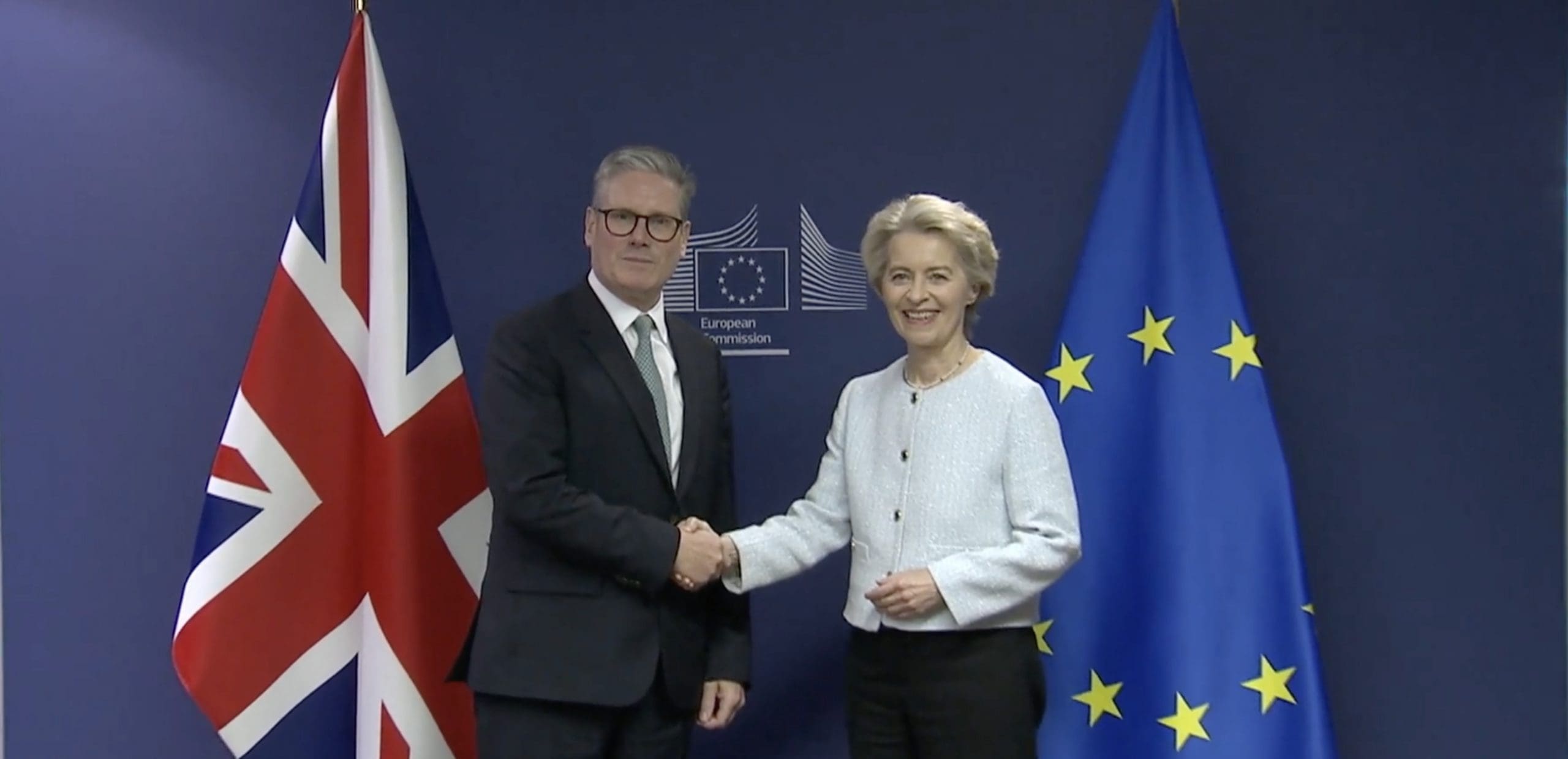 You are currently viewing Rencontre entre Keir Starmer et Ursula von der Leyen : Vers un « reset » des relations Royaume-Uni-Union Européenne
