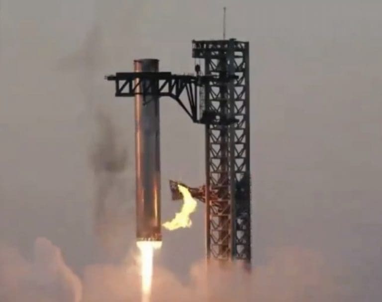 Lire la suite à propos de l’article SpaceX : Une prouesse technologique avec la récupération en vol du lanceur Super Heavy