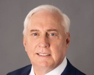 Lire la suite à propos de l’article USA : Douglas Macgregor appelle à une mobilisation nationale pour récupérer le contrôle de l’information et de la sécurité