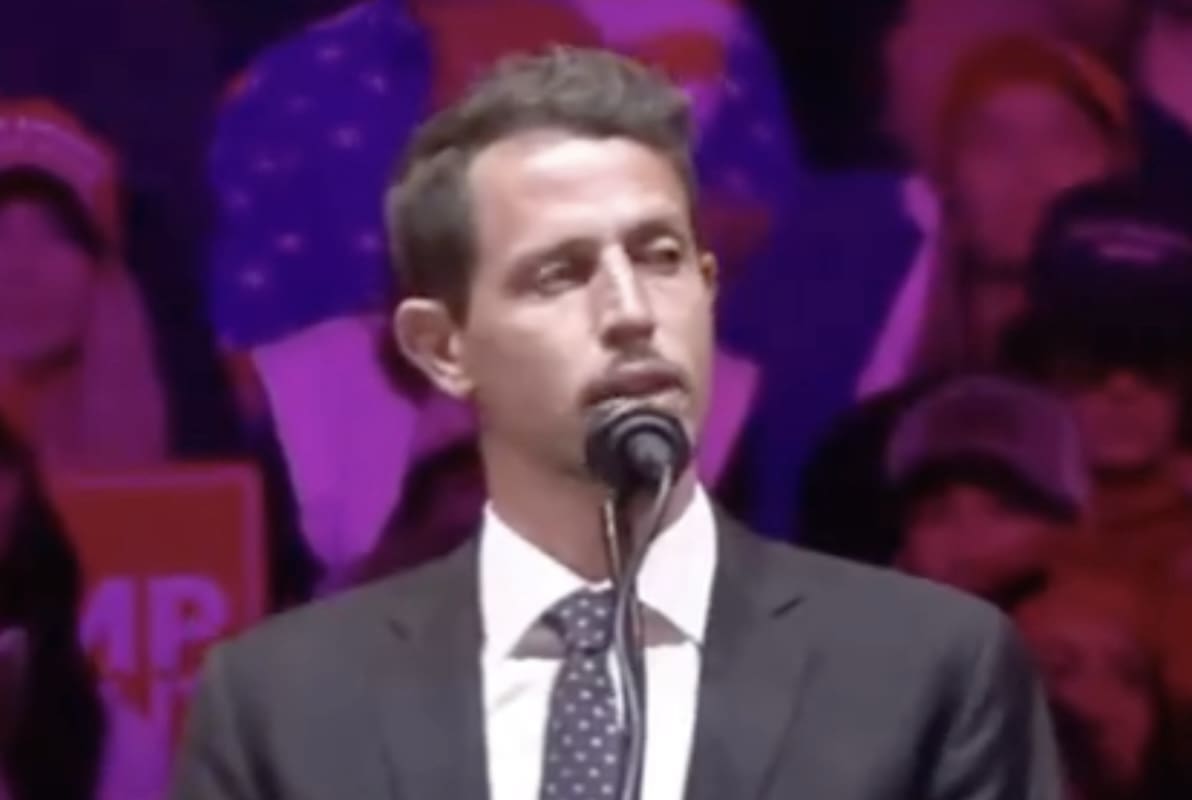 You are currently viewing USA : Les propos controversés de Tony Hinchcliffe sur Porto Rico secouent la campagne de Donald Trump