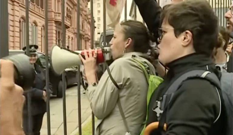 Lire la suite à propos de l’article Argentine : Des Français ont manifesté lors de la rencontre entre Javier Milei et Emmanuel Macron