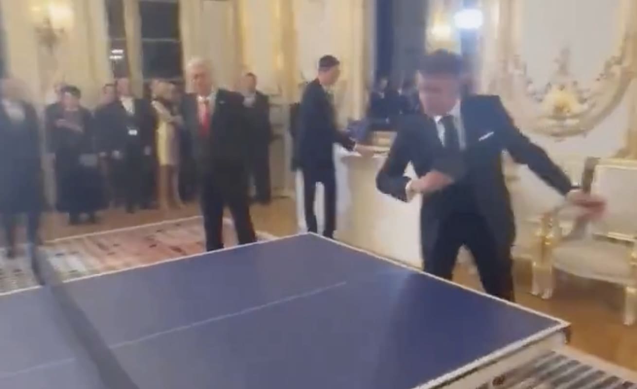 You are currently viewing Emmanuel Macron surpasse Alexis Lebrun au Tennis de table