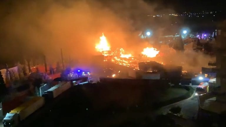 Lire la suite à propos de l’article Le Barcarès : Un violent incendie ravage le marché de Noël à quelques jours de son ouverture