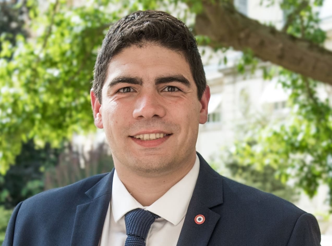 You are currently viewing Les félicitations du ministre de la Fonction publique à Elon Musk suscitent la polémique