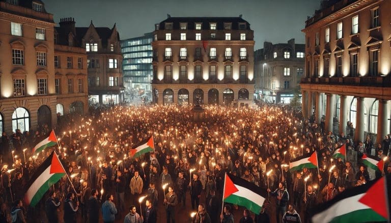 Lire la suite à propos de l’article Lyon : 200 manifestants défilent aux flambeaux pour la Palestine dans le calme