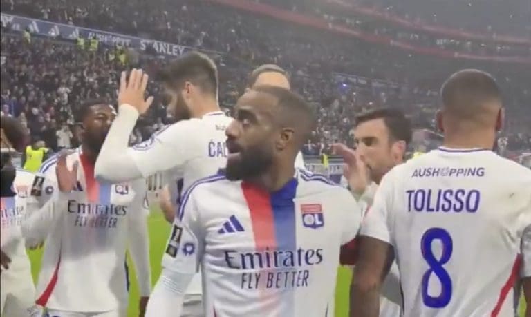 Lire la suite à propos de l’article Lyon s’impose face à Saint-Étienne dans un derby intense : Un but de Lacazette fait la différence