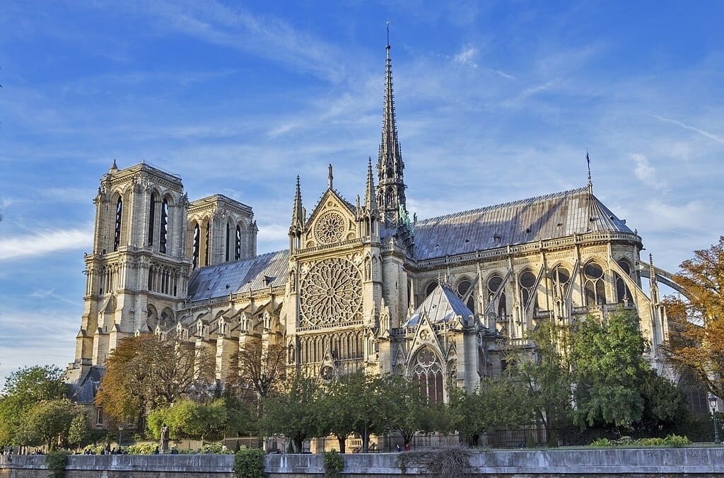 You are currently viewing Notre-Dame de Paris : Le rôle des donateurs américains et d’entités proche du FEM dans la rénovation de la cathédrale