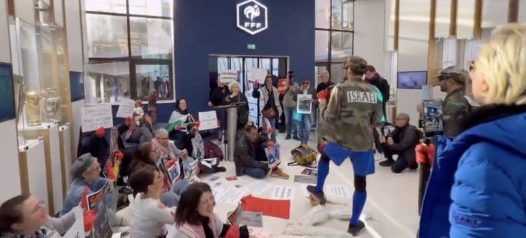 Lire la suite à propos de l’article Paris : Des militants pro-Palestine protestent contre le match France-Israël au siège de la FFF