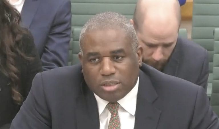 Lire la suite à propos de l’article Royaume-Uni : Le ministre David Lammy réaffirme le leadership climatique et défend les priorités de la politique étrangère
