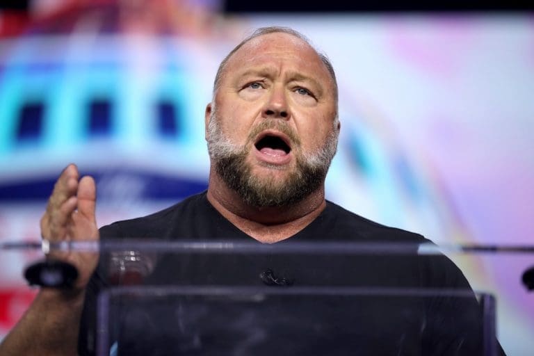 Lire la suite à propos de l’article Texas : Un juge suspend l’acquisition du site Infowars par The Onion, invoquant des préoccupations sur le processus