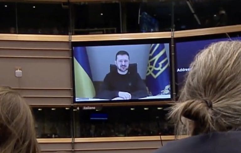 Lire la suite à propos de l’article Zelensky au Parlement européen : « Nous devons mettre fin à cette guerre de manière juste et équitable »