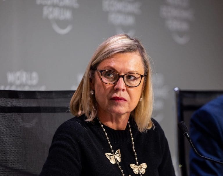 Lire la suite à propos de l’article Chantal Gaemperle décorée de la Légion d’Honneur, mais Macron aurait d’abord consulté Bernard Arnault