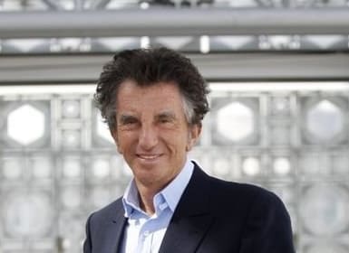 Lire la suite à propos de l’article Jack Lang défend Emmanuel Macron : « Un peu de dignité, bordel ! »