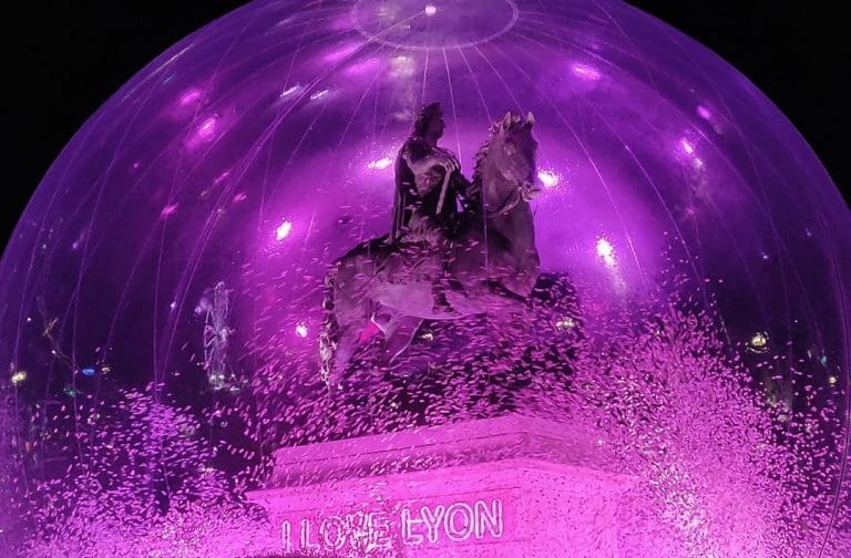 Lire la suite à propos de l’article Lyon : Les 25 ans de la Fête des Lumières célèbrent un quart de siècle d’émerveillement
