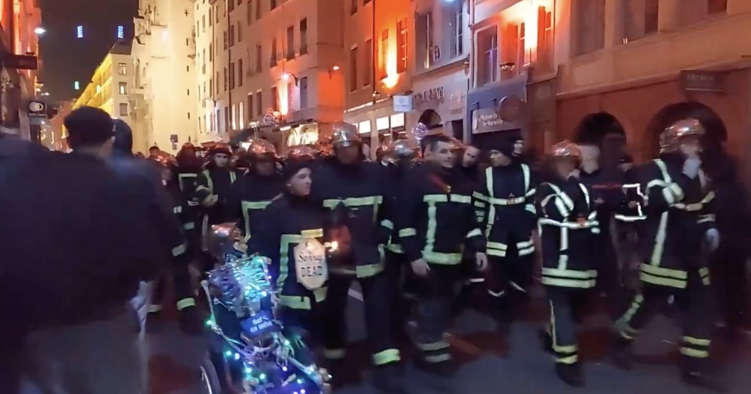 You are currently viewing Lyon : Manifestation des pompiers en grève, un message projeté sur la Tour Incity pendant la Fête des Lumières