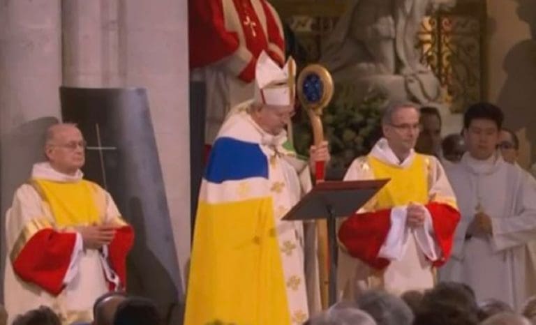 Lire la suite à propos de l’article Notre-Dame de Paris : La tenue colorée de l’archevêque critiquée par les internautes