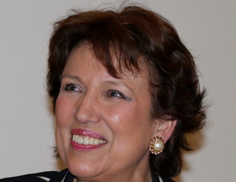 Lire la suite à propos de l’article Roselyne Bachelot : Sa décision de reconstruire la flèche de Notre-Dame à l’identique aurait déplu à l’Élysée