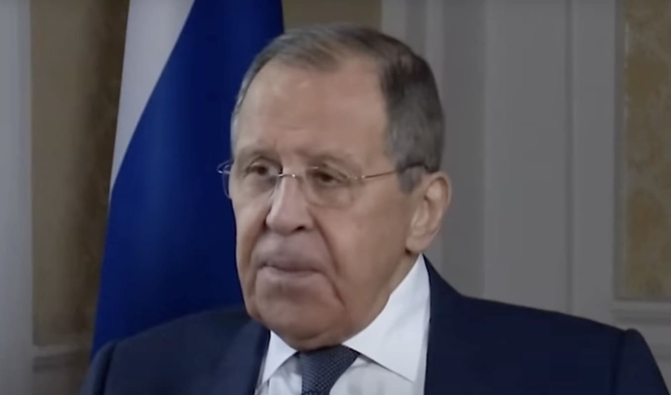 You are currently viewing Russie : Sergueï Lavrov ouvre la porte à une solution diplomatique lors de son interview avec Tucker Carlson