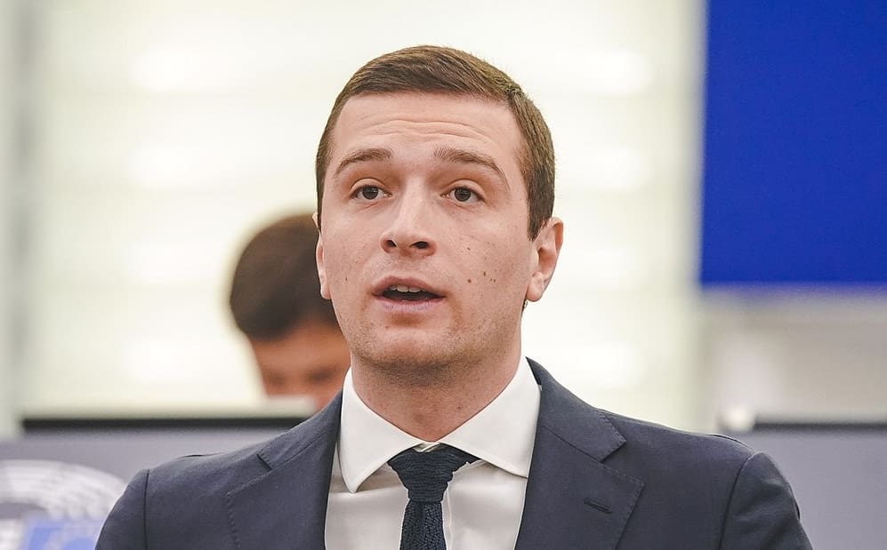 You are currently viewing Jordan Bardella confronté à un rappel au règlement au Parlement européen : Une affaire de « censure » selon ses proches