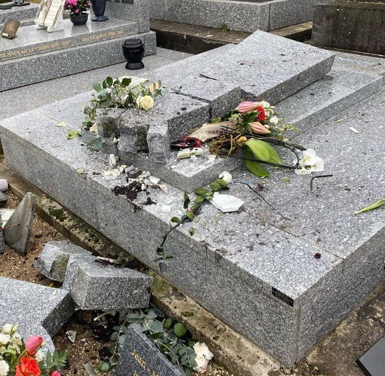 Lire la suite à propos de l’article La Trinité-sur-Mer : La tombe de Jean-Marie Le Pen vandalisée