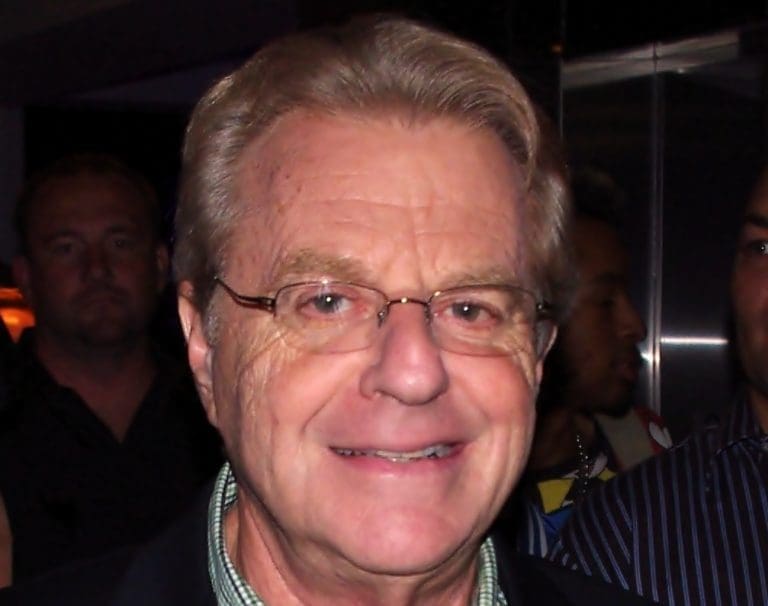 Lire la suite à propos de l’article Netflix explore le phénomène Jerry Springer : le « maître de cérémonie de la fin de la civilisation »