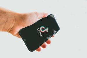 Lire la suite à propos de l’article TikTok interdit aux États-Unis : un séisme pour les créateurs de contenu, un défi pour les annonceurs