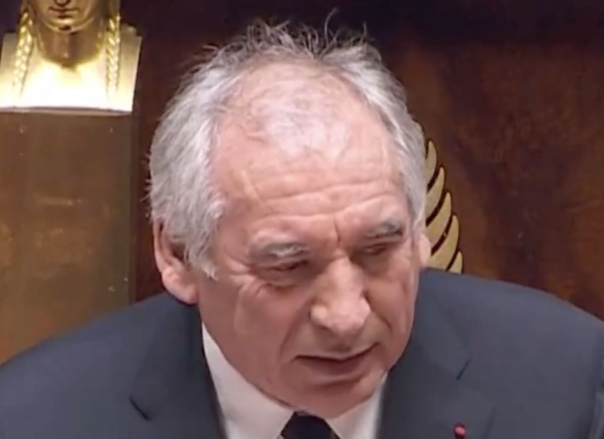 You are currently viewing Budget 2025 : François Bayrou active le 49.3 à deux reprises, La France Insoumise dépose des motions de censure