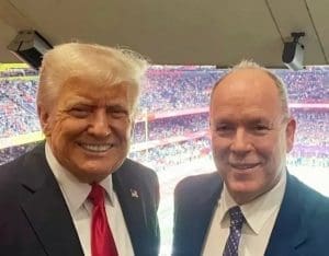 Lire la suite à propos de l’article Etats-Unis : Albert de Monaco tout sourire avec Donald Trump au Super Bowl
