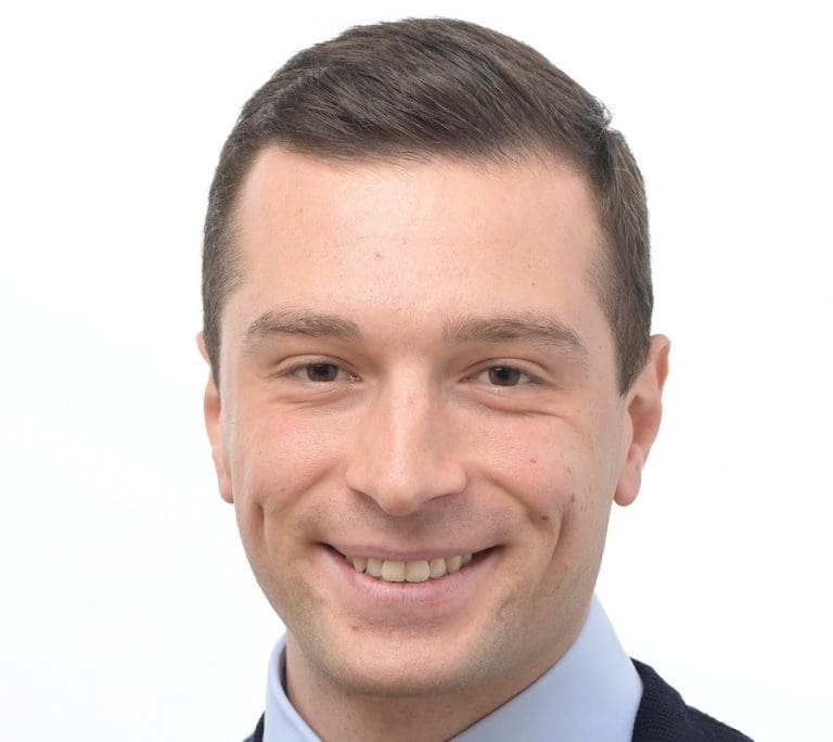 Lire la suite à propos de l’article États-Unis : Jordan Bardella annule son discours à la CPAC après un geste controversé de Steve Bannon
