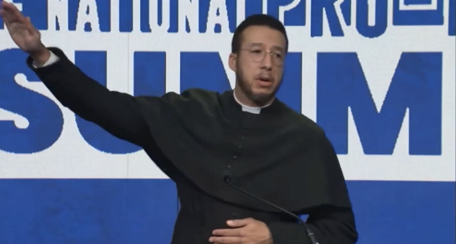 You are currently viewing Etats-Unis : Un prêtre américain démis de ses fonctions pour avoir imité le geste d’Elon Musk