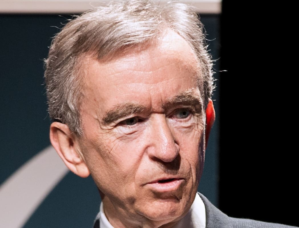 You are currently viewing LVMH : Pourquoi Bernard Arnault ne délocalisera pas selon un expert en marketing du luxe ?