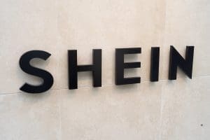 Lire la suite à propos de l’article La loi anti-fast fashion disparaît de l’agenda parlementaire : Le lobbying de Shein en cause ?