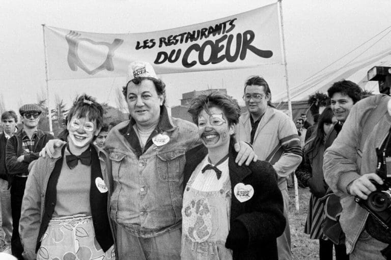 Lire la suite à propos de l’article Paris : la Galerie AFP retrace les débuts des Restos du Cœur à travers une exposition inédite