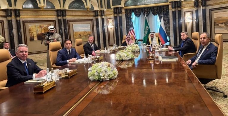 Lire la suite à propos de l’article Riyad : Washington et Moscou renouent le dialogue et évoquent de futures collaborations géopolitiques et économiques
