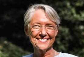 Lire la suite à propos de l’article Sécurité à l’école : Elisabeth Borne annonce des fouilles inopinées des sacs des élèves