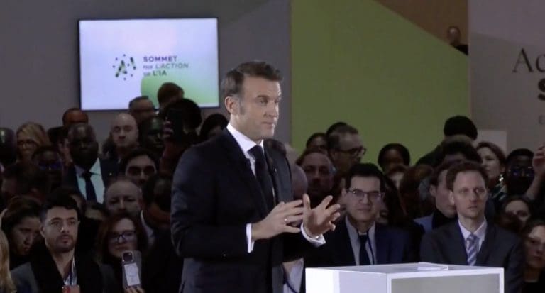 Lire la suite à propos de l’article Sommet de l’IA 2025 : Emmanuel Macron réaffirme les ambitieuses visions européenne et française en matière d’IA