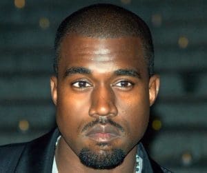 Lire la suite à propos de l’article Super Bowl 2025 : Kanye West et la polémique de sa publicité pour un tee-shirt Yeezy avec une croix gammée