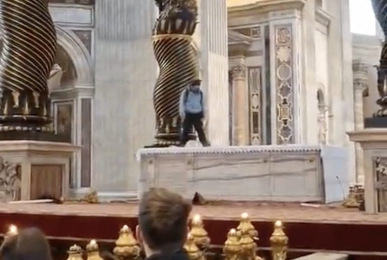 Lire la suite à propos de l’article Vatican : Acte de vandalisme à la Basilique Saint-Pierre
