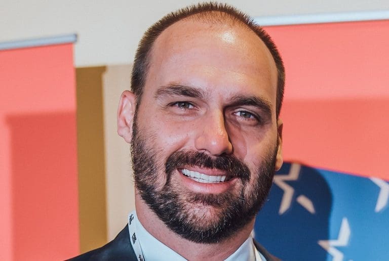 Lire la suite à propos de l’article Brésil : Eduardo Bolsonaro s’exile aux États-Unis et dénonce un « complot judiciaire »