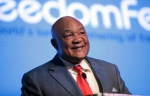 Lire la suite à propos de l’article États-Unis : George Foreman, le boxeur devenu pasteur, s’est éteint à 76 ans