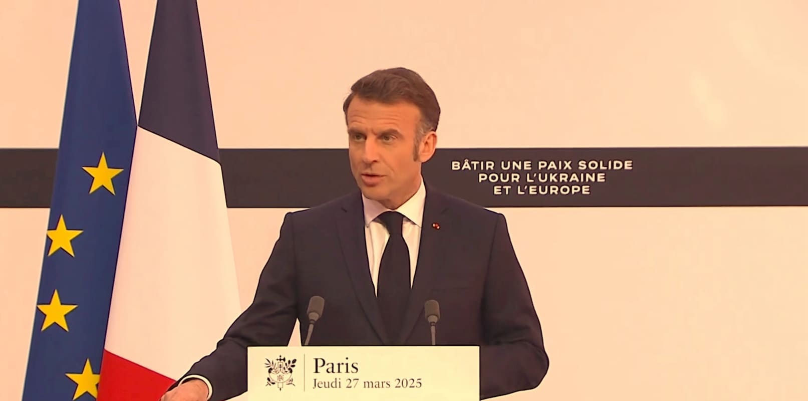 You are currently viewing Paris : Emmanuel Macron appelle à une « paix par la force » en Ukraine lors de la Réunion sur la sécurité