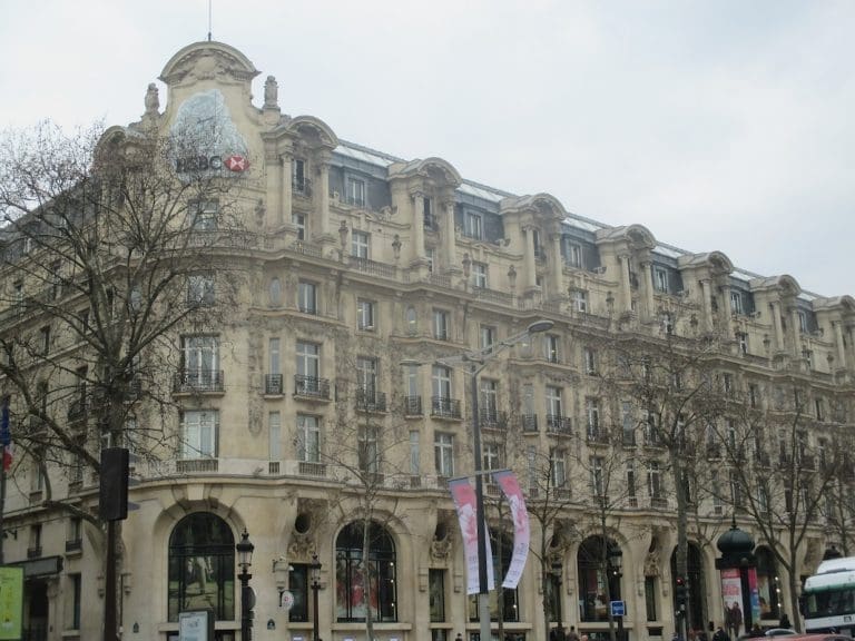 Lire la suite à propos de l’article Paris : Une employée intérimaire détourne 420 000 euros du Crédit commercial de France