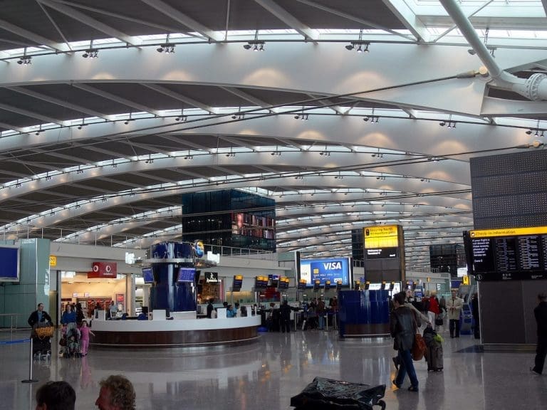 Lire la suite à propos de l’article Royaume-Uni : La fermeture de l’aéroport de Londres-Heathrow provoque un chaos aérien mondial