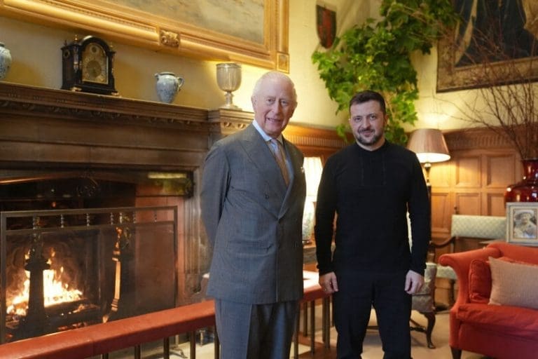 Lire la suite à propos de l’article Royaume-Uni : Volodymyr Zelensky rencontre Charles III à Sandringham pour un moment historique