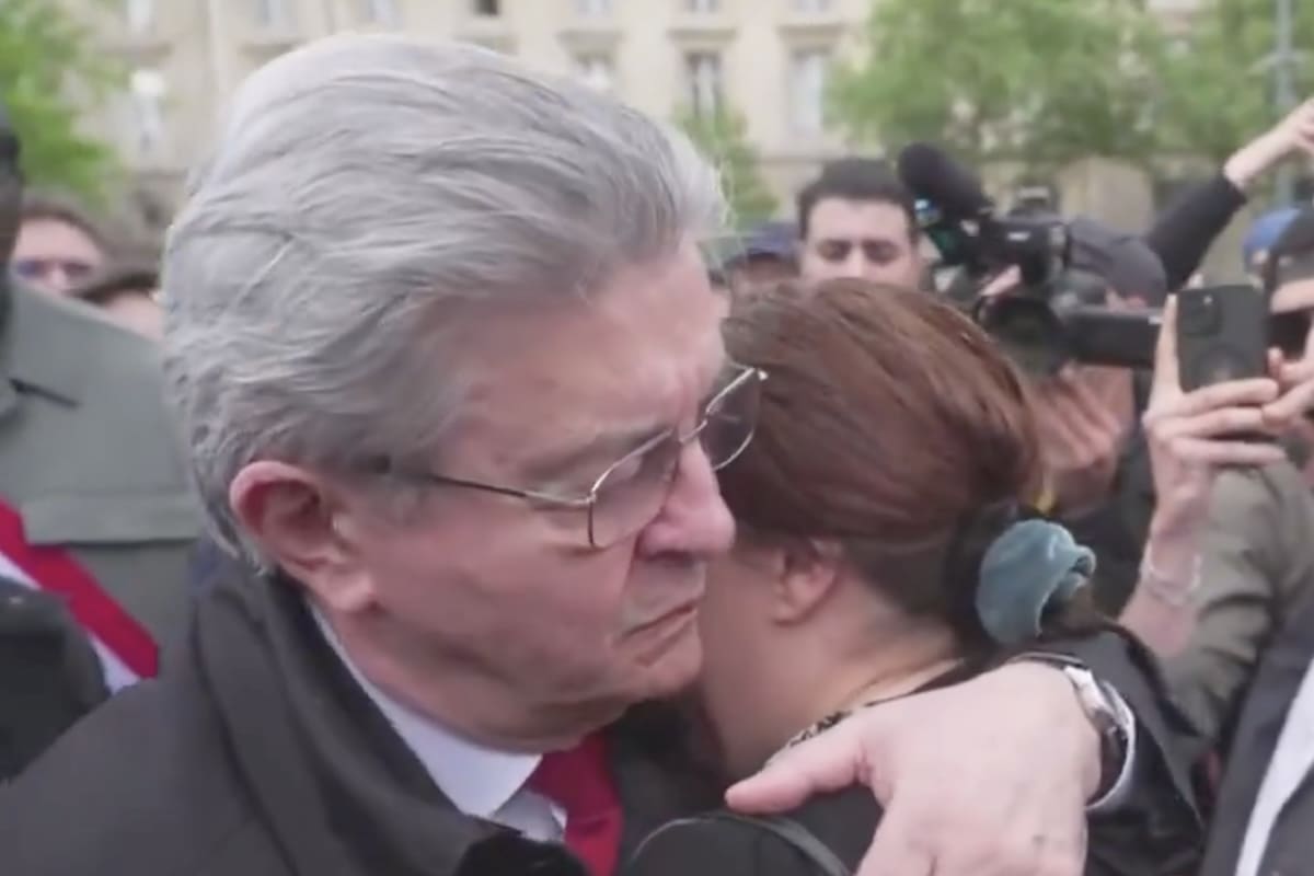 You are currently viewing Paris : Mélenchon ému aux larmes lors du rassemblement contre l’islamophobie place de la République